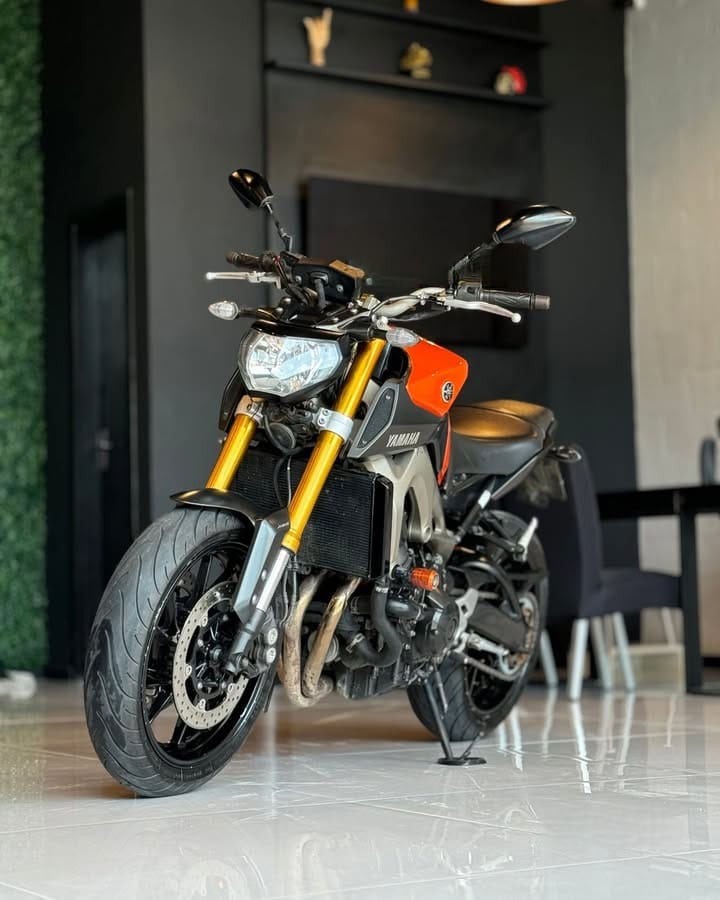 YAMAHA – MT 09 2014 Laranja